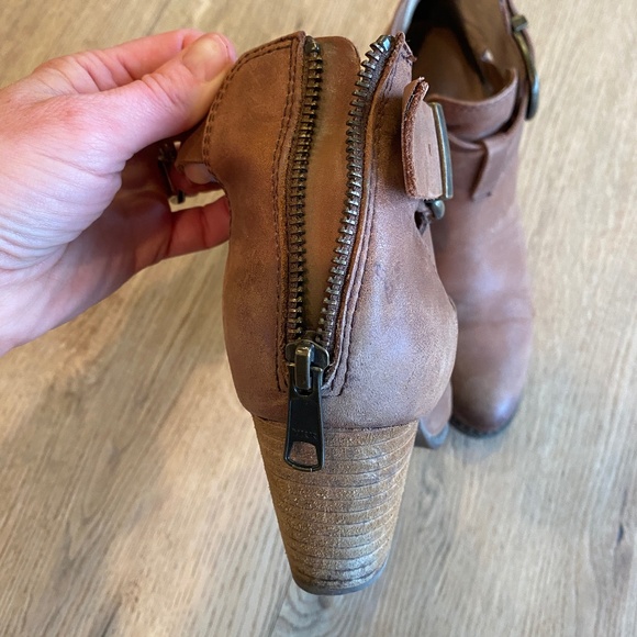 Vionic Rory Brown Letter Heeled Ankle Boots, size 6.5 - Picture 5 of 10